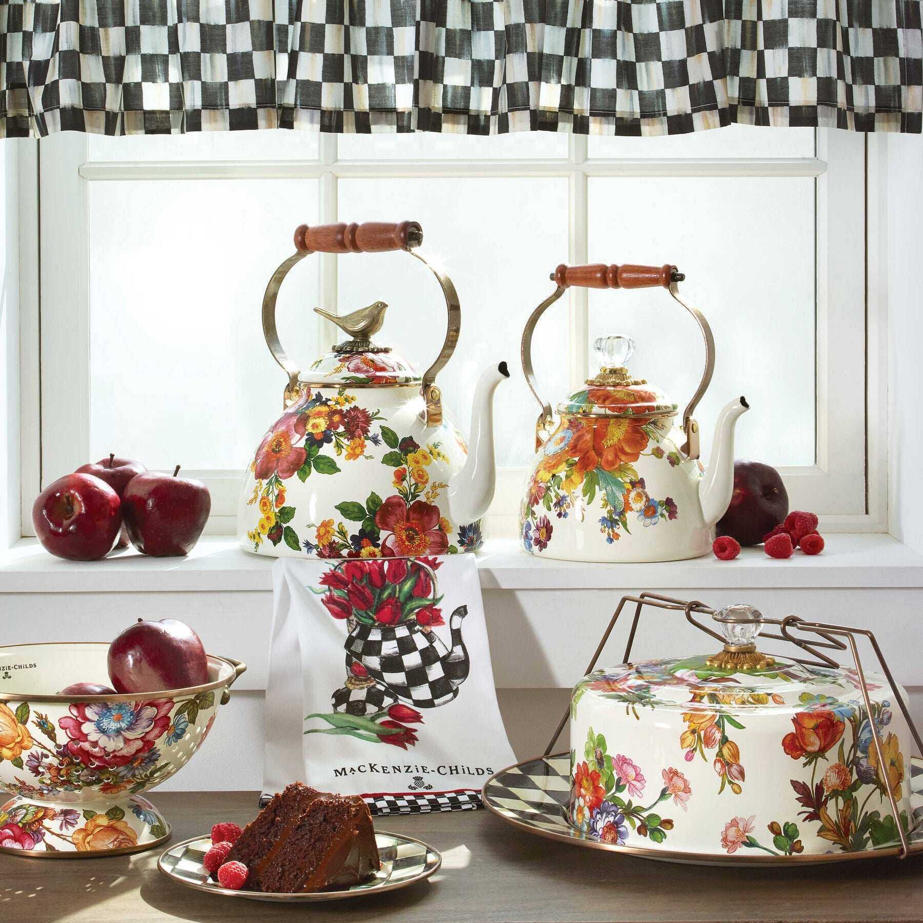 Flower Market White Enamel Tea Kettle by Mackenzie-Childs 1,89L